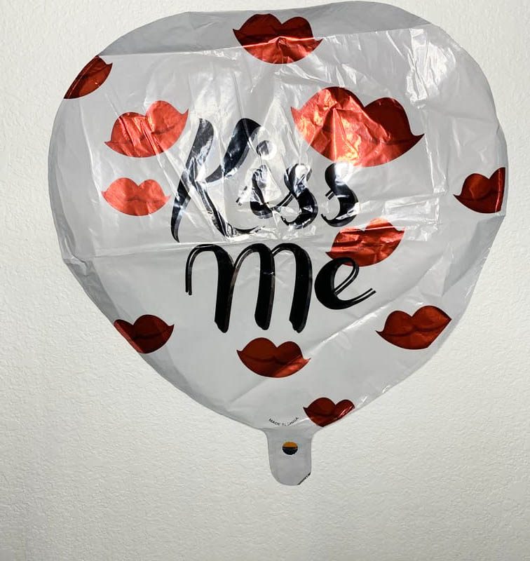 kiss me balloon
