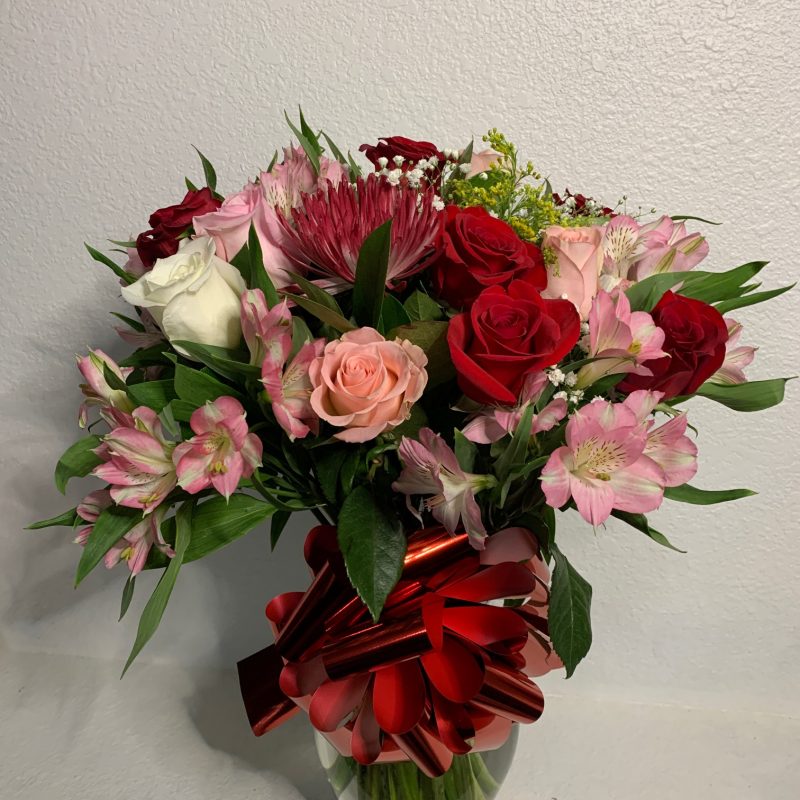 flowers arrangement red rosas and pink rosas